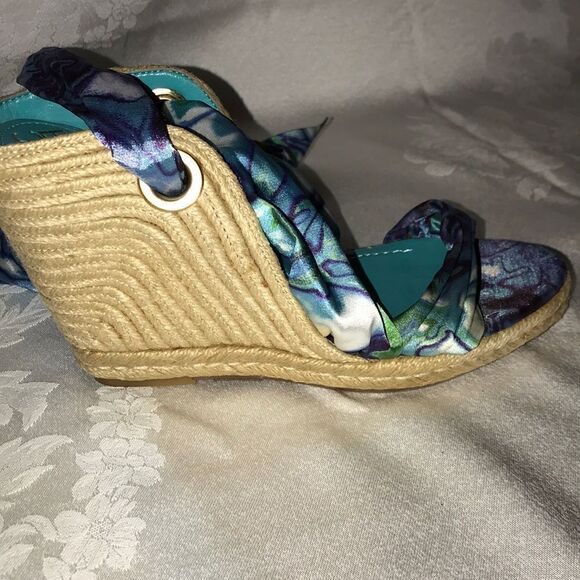 BCBG Generation wedge wrap satin shoe ballet Sz 8B FIRM on PRICE - Picture 4 of 7